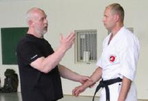 Thomas Hagemann zeigt Aspekte des Kyusho-Jitsu